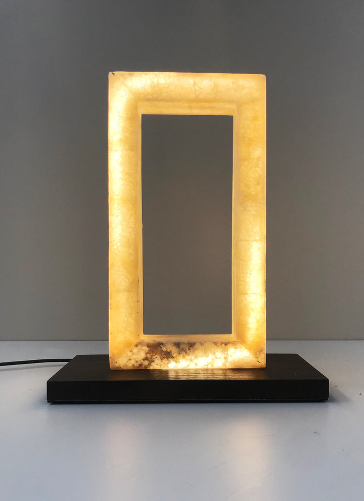 Lampada da tavolo in onice e metallo realizzata a mano personalizzabile artigianato italiano neeDesign